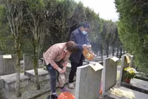 “Mộ có hố thì con cháu nghèo, ba vật bên mộ thì sinh phú quý” 