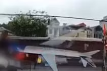 Video: Xe con mất lái đâm đổ rào chắn, bị tàu hỏa kéo lê 