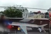 Video: Xe con mất lái đâm đổ rào chắn, bị tàu hỏa kéo lê 