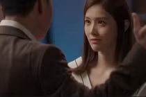 Đến nhà đồng nghiệp, suýt ngất thấy chồng lúi húi trong phòng ngủ