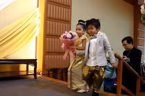 Đám cưới của cặp song sinh 8 tuổi để ‘xua đuổi vận đen’