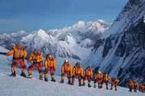 Leo lên đỉnh Everest, tốt nhất là không nên giúp đỡ người bị ngã?