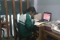 Nữ sinh gương mẫu: Học online vẫn mặc đồng phục, đeo khăn quàng đỏ