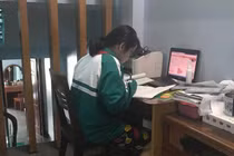 Nữ sinh gương mẫu: Học online vẫn mặc đồng phục, đeo khăn quàng đỏ