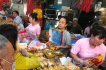 Tranh thủ nghỉ lễ, người dân xếp hàng mua bánh trung thu