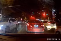 Để ô tô trôi vào đầu xe sau, nữ tài xế vẫn trách nạn nhân