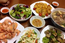 Thấy mâm cơm tươm tất, chồng “tối sầm mặt” mỉa mai 