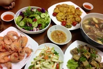 Thấy mâm cơm tươm tất, chồng “tối sầm mặt” mỉa mai 