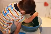 Trông con hộ chị gái, dì bị cạch mặt vì bắt cháu "làm việc nhà"