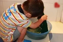 Trông con hộ chị gái, dì bị cạch mặt vì bắt cháu "làm việc nhà"