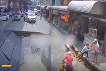 Video: Hai cha con bất ngờ bị hố tử thần "nuốt chửng" trên đường