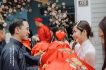 Vợ chồng Tăng Thanh Hà gây sốt với hình ảnh trao nhận sính lễ 