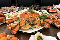 Hẹn hò lần đầu, cô gái gọi cả cua Hoàng Đế về cho anh trai