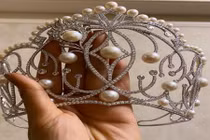 Sắp kết thúc nhiệm kỳ Hoa hậu, H'hen Niê tiếc nuối khoe những kỷ vật nhỏ xíu