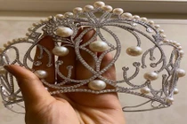 Sắp kết thúc nhiệm kỳ Hoa hậu, H'hen Niê tiếc nuối khoe những kỷ vật nhỏ xíu