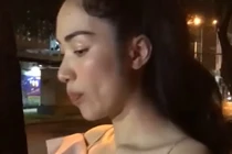 Tặng bánh cho người lao động, Hòa Minzy bị soi vì mất vệ sinh