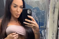 Bất ngờ với bụng bầu "siêu nhỏ" của nữ vận động viên thể hình