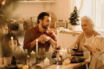 Chồng bỗng hết mực chăm sóc mẹ vợ, tôi vội đưa bà về quê