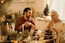 Chồng bỗng hết mực chăm sóc mẹ vợ, tôi vội đưa bà về quê