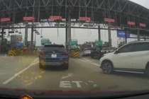 Video: Bức xúc kiểu khôn lỏi của tài xế Toyota Rush tại trạm thu phí 