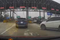Video: Bức xúc kiểu khôn lỏi của tài xế Toyota Rush tại trạm thu phí 