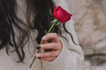 Lần đầu gặp, hành động của bố mẹ bạn trai khiến tôi hoang mang