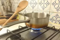 Lỗ tròn trên đồ dùng nhà bếp có công dụng tuyệt vời