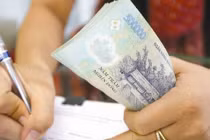 Muốn tích lũy, gửi tiết kiệm ngân hàng hay mua bảo hiểm có lợi hơn?