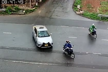 Video: Khoảnh khắc taxi đâm xe máy khi sang đường