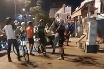 Nhóm người đi xe đạp đánh người ở đường Phạm Văn Đồng