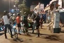 Nhóm người đi xe đạp đánh người ở đường Phạm Văn Đồng