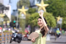 Đường phố TPHCM "thay áo mới" đón Tết, người dân thích thú "check - in"