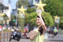 Đường phố TPHCM "thay áo mới" đón Tết, người dân thích thú "check - in"