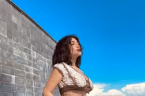 Sĩ Thanh 'đốt' mắt fan bằng thả dáng bên bikini