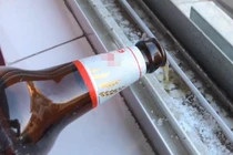 Uống bia thừa đổ đi, đổ lên bệ cửa sổ tẩy vết bám bẩn