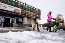 Ảnh hưởng bão tuyết, dân Texas đổ xô đi mua đồ tích trữ