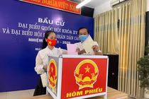 Nghệ sĩ Việt dậy sớm đi bầu cử, chia sẻ cảm xúc