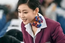 Bí mật chiếc khăn lụa quanh cổ của nữ tiếp viên khi đi máy bay?