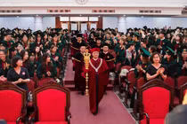 Yêu cầu báo cáo việc hiệu trưởng cầm quyền trượng ở lễ trao bằng