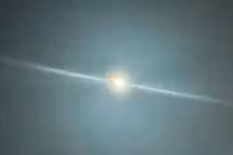 Pháp: Đã nhặt được vật thể lạ phát sáng trên bầu trời châu Âu 