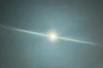 Pháp: Đã nhặt được vật thể lạ phát sáng trên bầu trời châu Âu 