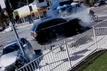 Video: Ô tô đâm nhau kinh hoàng, nam thanh niên thoát chết khó tin