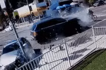 Video: Ô tô đâm nhau kinh hoàng, nam thanh niên thoát chết khó tin