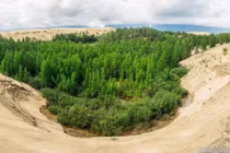 Sa mạc kỳ lạ được bao quanh bởi những ngọn núi và hồ phủ đầy tuyết 