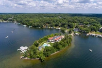 Bên trong căn biệt thự đảo giữa hồ giá 9 triệu USD