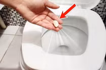 Bỏ tỏi vào bồn cầu ban đêm, giúp công việc dọn nhà nhàn