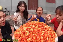 Bà Tân Vlog làm kim chi củ cải siêu ngon nhưng lại mời khách đến nhà ăn theo cách lạ