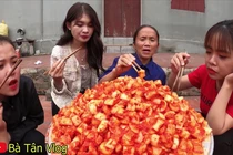 Bà Tân Vlog làm kim chi củ cải siêu ngon nhưng lại mời khách đến nhà ăn theo cách lạ