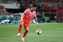 Hậu vệ Hàn tuyên bố đá rát với Ronaldo vì lý do khó đỡ