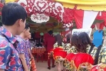 Mặc thứ đồ này, dàn bê tráp khiến dân mạng phải "khẩu nghiệp"